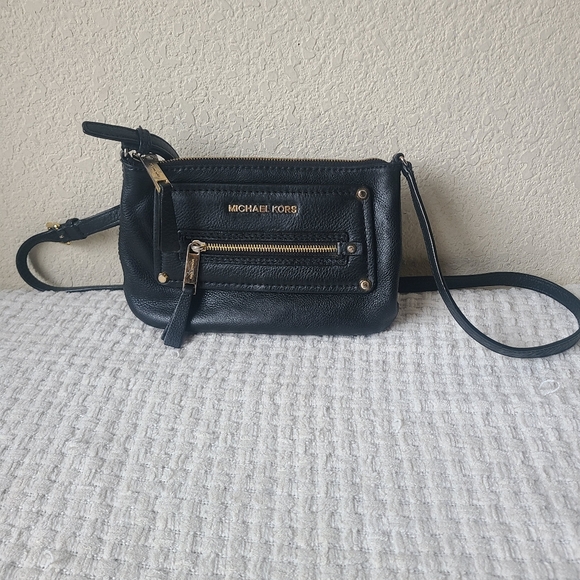 Michael Kors Handbags - Michael Kors Black Pebbled Leather Crossbody